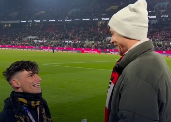 Torcedor surpreende namorado com pedido de casamento em jogo de futebol na Alemanha; VÍDEO