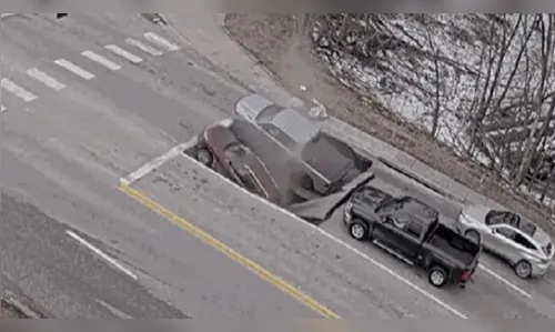 Vídeo registra momento em que cratera se abre e "engole" carros nos EUA; assista