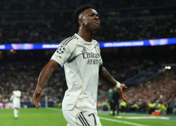 Sob protestos contra racismo, Vini Jr. reencontra o Benfica; Real avança na Champions