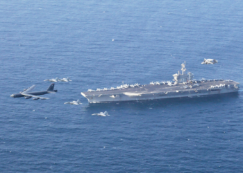EUA derrubam drone iraniano que se aproximou de porta-aviões rumo ao Irã