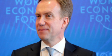 CEO do Fórum Econômico Mundial renuncia após investigação sobre ligações com Epstein