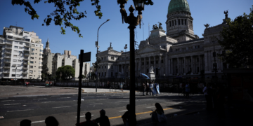 Em vitória para Milei, Senado da Argentina reduz maioridade penal de 16 para 14 anos