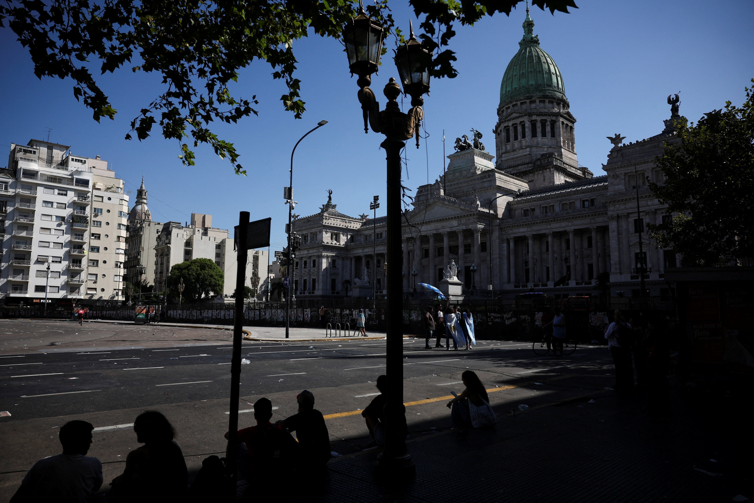 Em vitória para Milei, Senado da Argentina reduz maioridade penal de 16 para 14 anos