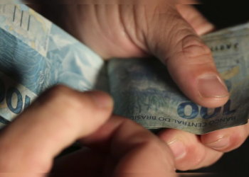 Homem alega que foi forçado a fazer sexo com travestis e pede para esposa pagar programa