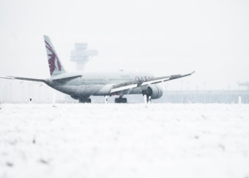 Aeroporto de Berlim, na Alemanha, continua fechado nesta sexta devido a neve e chuva