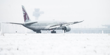 Aeroporto de Berlim, na Alemanha, continua fechado nesta sexta devido a neve e chuva