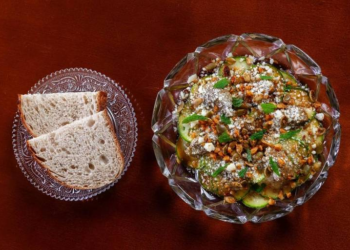 Prove a cozinha vibrante do Sucinta Bar antes que comece a ter fila