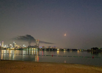 Hotel de luxo em Dubai e aeroportos são atingidos em meio a ataque do Irã; uma pessoa morreu em Abu Dhabi