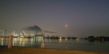 Hotel de luxo em Dubai e aeroportos são atingidos em meio a ataque do Irã; uma pessoa morreu em Abu Dhabi