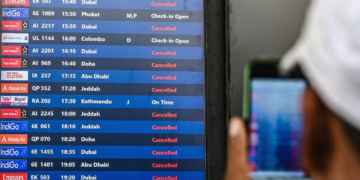 Bombardeios no Oriente Médio provocam cancelamento massivo de voos e deixam passageiros retidos