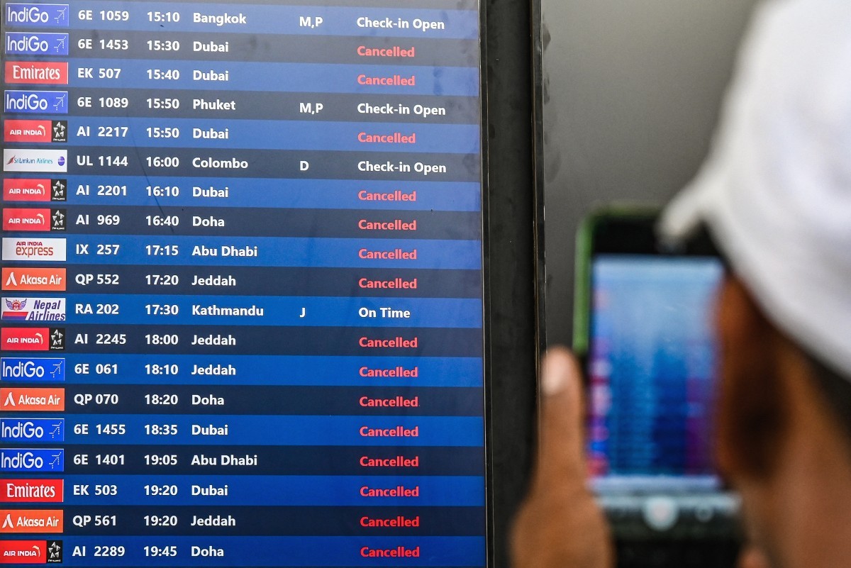 Bombardeios no Oriente Médio provocam cancelamento massivo de voos e deixam passageiros retidos