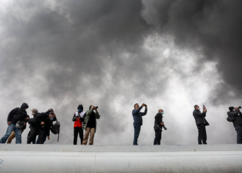 'Dia vira noite' em Teerã após ataques de Israel; Irã alerta moradores para risco de chuva ácida