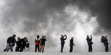 'Dia vira noite' em Teerã após ataques de Israel; Irã alerta moradores para risco de chuva ácida