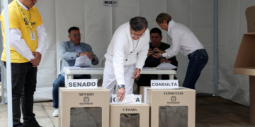 Colombianos elegem novo Congresso; votação serve de termômetro para disputa presidencial de maio