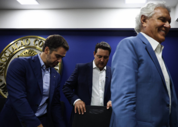 Eduardo Leite destoa de Caiado e Ratinho e sobe o tom contra bolsonarismo no PSD