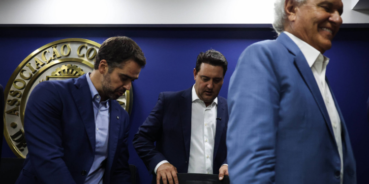 Eduardo Leite destoa de Caiado e Ratinho e sobe o tom contra bolsonarismo no PSD