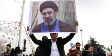 Sucessão no Irã reforça mensagem da linha dura: o regime não vai mudar