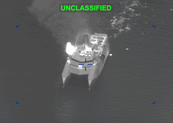 VÍDEO: EUA divulgam imagens de bombardeios a barcos do Irã em meio a ameaças sobre o Estreito de Ormuz