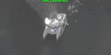 VÍDEO: EUA divulgam imagens de bombardeios a barcos do Irã em meio a ameaças sobre o Estreito de Ormuz