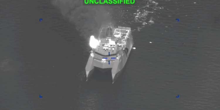 VÍDEO: EUA divulgam imagens de bombardeios a barcos do Irã em meio a ameaças sobre o Estreito de Ormuz