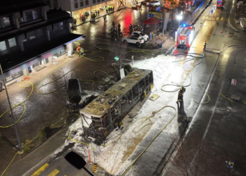 Incêndio em ônibus que matou 6 na Suíça começou após passageiro atear fogo em si mesmo, diz Promotoria