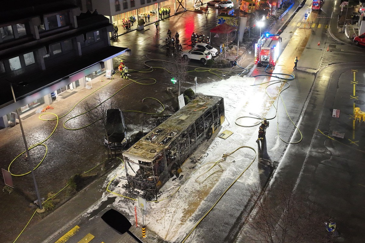 Incêndio em ônibus que matou 6 na Suíça começou após passageiro atear fogo em si mesmo, diz Promotoria