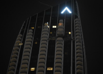 Drone iraniano atinge prédio de luxo em Dubai