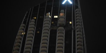 Drone iraniano atinge prédio de luxo em Dubai