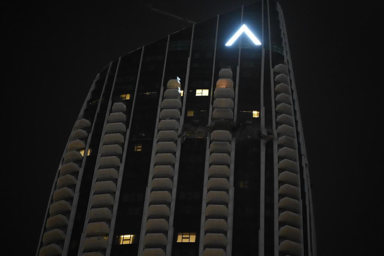 Drone iraniano atinge prédio de luxo em Dubai