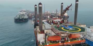 EUA permitem que países comprem petróleo russo retido no mar por 30 dias