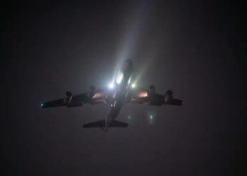 Avião de reabastecimento dos EUA cai no espaço aéreo do Iraque; seis militares estavam a bordo, diz TV