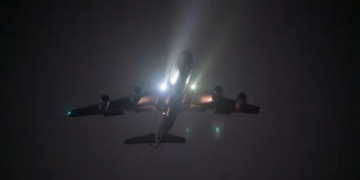 Avião de reabastecimento dos EUA cai no espaço aéreo do Iraque; seis militares estavam a bordo, diz TV