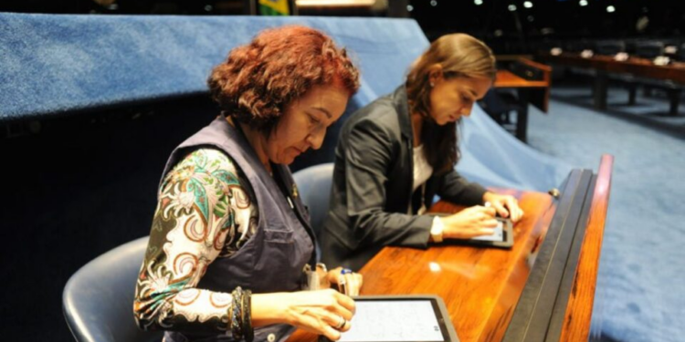 Na era da IA, por que os órgãos públicos ainda têm taquígrafos?