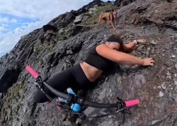 Ciclista registra momento que escorrega à beira de precipício e se salva por pouco; VÍDEO