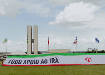 Setores da esquerda brasileira evitam criticar teocracia do Irã durante a guerra