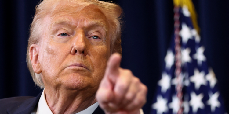 Trump diz que EUA 'dizimaram o Irã' e pede que países 'cuidem' do Estreito de Ormuz