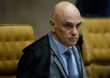 Moraes autoriza busca em equipamentos de jornalista e ameaça proteção de fontes