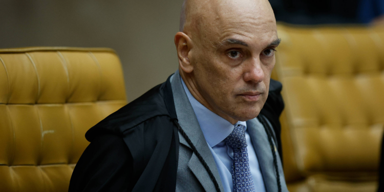 Moraes autoriza busca em equipamentos de jornalista e ameaça proteção de fontes