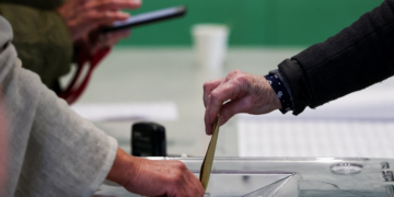 Eleição municipal na França testa força da extrema direita antes do pleito presidencial