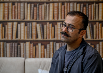 Iranianos que fugiram do 'inferno' acompanham a guerra no exílio