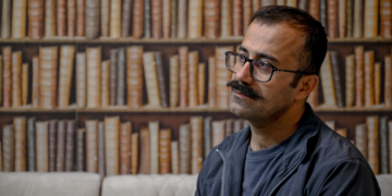 Iranianos que fugiram do 'inferno' acompanham a guerra no exílio