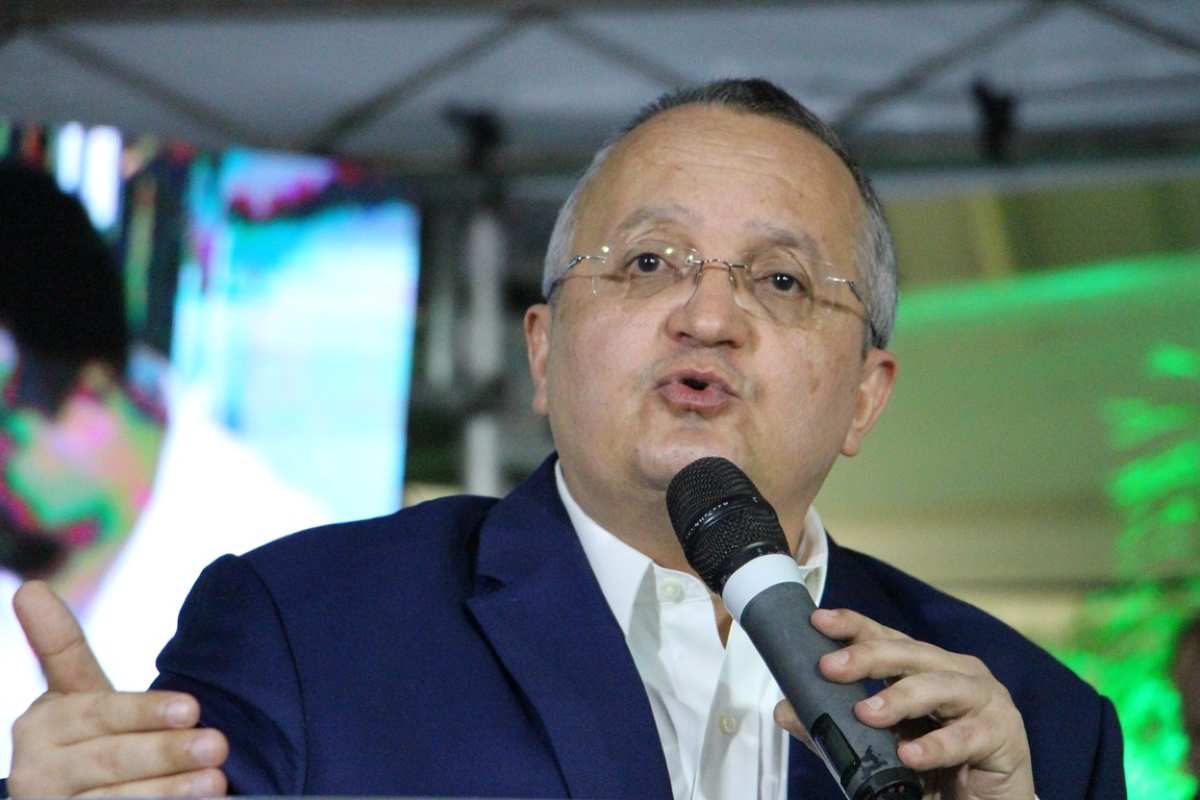 TRE mantém Taques proibido de atacar honra de Mauro Mendes e fixa multa de R$ 5 mil