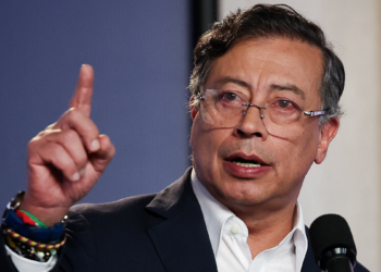 Bombardeio na fronteira deixou 27 corpos carbonizados, diz Petro em meio a tensões com o Equador