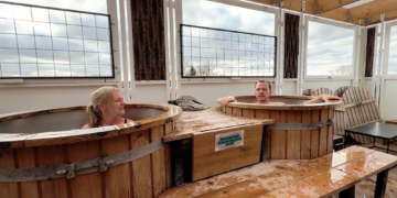 Políticos dinamarqueses vão até saunas em busca de eleitores durante período eleitoral