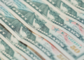 Dólar sobe mais de 1% na abertura com conflito no Oriente Médio no radar