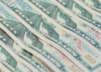 Dólar sobe mais de 1% na abertura com conflito no Oriente Médio no radar