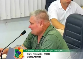 Vereador de SC defende morte de cães de rua em plenário: "Alguém tem que fazer o servicinho"