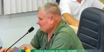 Vereador de SC defende morte de cães de rua em plenário: "Alguém tem que fazer o servicinho"