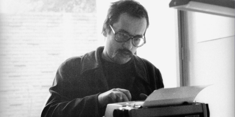 Manuscritos deixados por Paulo Leminski em avião são recuperados após 44 anos