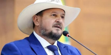 Cattani vai contra decisão de Perri: "Não pode um diretor ser multado porque não deixou marginal receber cigarro"